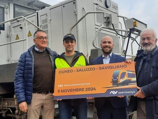 Stazione di Saluzzo, il locomotore della prova tecnica relativa al  prossimocollegamento Savigliano Saluzzo Cuneo che sarà gestito da Arenaways