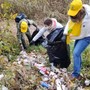 Una delle iniziative di raccolta dei rifiuti di Legambiente Langhe e Roero lungo il Tanaro