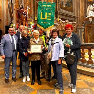 Il direttivo dell'Unitre di Moretta con il sindaco Gianni Gatti durante la premiazione alla vicepresidente Maria Cristina Moine