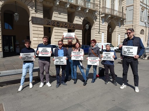 Flash mob dei 5Stelle in Regione per l'ospedale di Cuneo: &quot;I direttori generali non sono capi cantiere&quot;