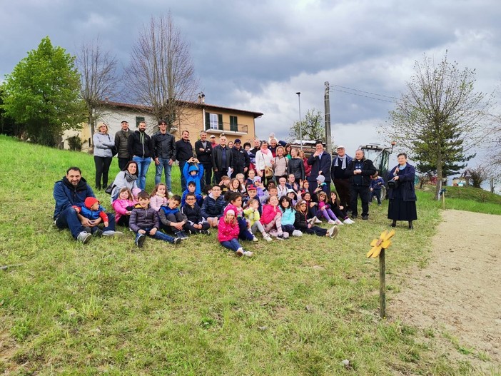 +API a Monchiero: i bambini hanno seminato il campo disegnato a esagono, come le cellette degli alveari per accogliere simbolicamente le api che si poseranno sui fiori di questo appezzamento comunale