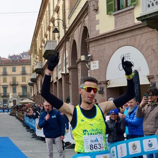 Marco Morello vince la Mezza Maratona tra i frutteti del Monviso 2025 - foto Paola Ravazzi