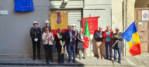 Maria Grazia Colombari (prima a sinistra) durante l'intitolazione della via, del quartiere Miano di Napoli, a Salvatore Morelli