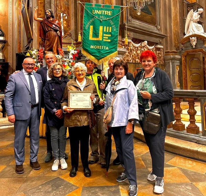 Il direttivo dell'Unitre di Moretta con il sindaco Gianni Gatti durante la premiazione alla vicepresidente Maria Cristina Moine