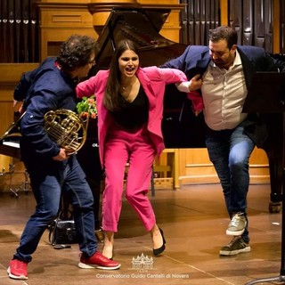 A Magliano Alfieri “Lui, lei, l’altro”, una divertente e irriverente performance di teatro musicale.