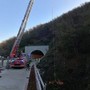 I soccorsi all'operaio precipitato da un viadotto nei pressi di Altare