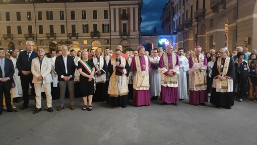 Infiorata e processione per la Madonna del Carmine hanno aperto il secondo weekend di Cuneo Illuminata