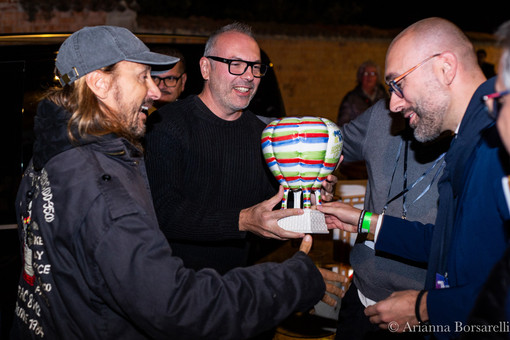 Nella foto di Arianna Borsarelli la consegna a Bob Sinclar di una mongolfiera di ceramica da parte del sindaco di Mondovì Luca Robaldo