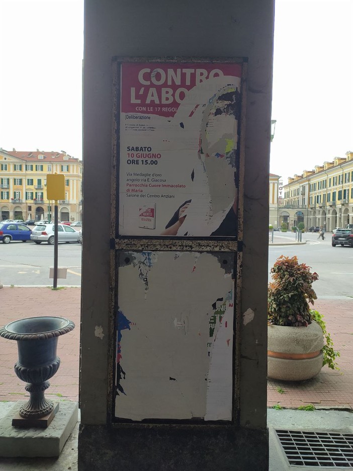 I manifesti strappati in piazza Galimberti