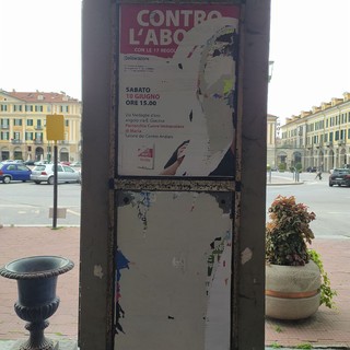 I manifesti strappati in piazza Galimberti