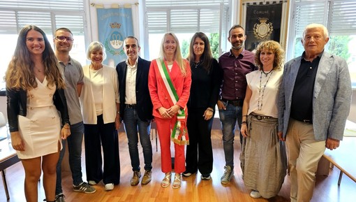 Ivana Casale, neo sindaco di Manta, con consiglieri e assessori (Foto: Mauro Ravera)