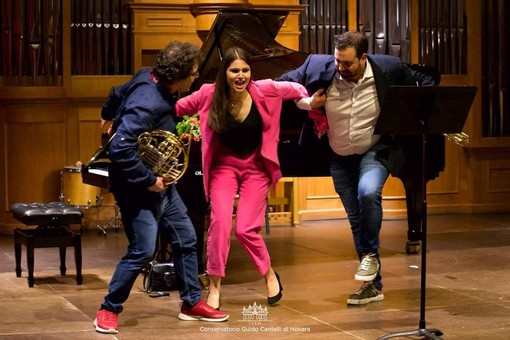 A Magliano Alfieri “Lui, lei, l’altro”, una divertente e irriverente performance di teatro musicale.