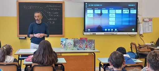 Gli alunni delle classi 4A e 4B della scuola primaria con lo scrittore Stefano Silba