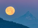 Il Monviso con la luna piena in uno scatto del fotografo Valerio Minato