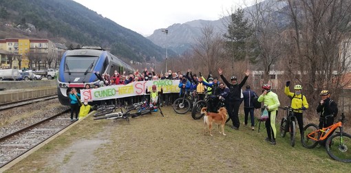 La manifestazione a favore del treno e del parco europeo, a Tenda, nel marzo dello scorso anno