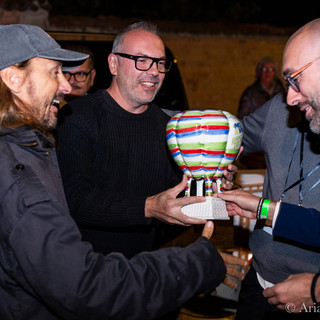 Nella foto di Arianna Borsarelli la consegna a Bob Sinclar di una mongolfiera di ceramica da parte del sindaco di Mondovì Luca Robaldo