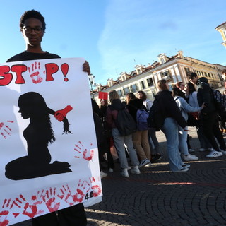 Centinaia di studenti del Grandis manifestano contro la violenza di genere: “Teniamo alta l'attenzione” [FOTO E VIDEO]