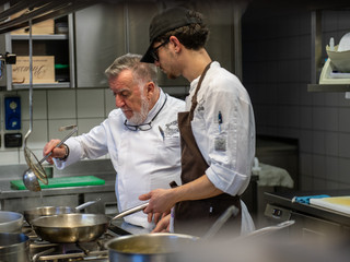 Negli scatti di Barbara Guazzone lo chef Massimo Camia insieme ai suoi familiari e ai suoi collaboratori