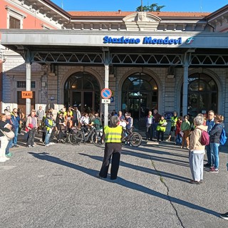 Il momento della partenza davanti alla stazione FS