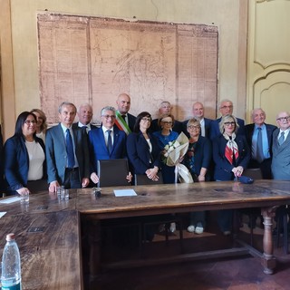 Maria Franca Fissolo Ferrero spicca con il suo vestito azzurro nella foto di gruppo con autorità ed ospiti: la grande famiglia