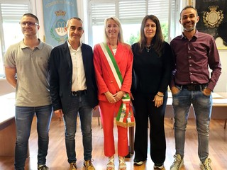 Il sindaco Ivana Casale con i membri della Giunta (Foto: Mauro Ravera)