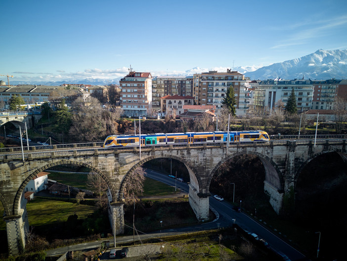 Trecento passeggeri e qualche inconveniente tecnico nella prima giornata del treno Cuneo-Saluzzo-Savigliano