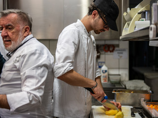 Negli scatti di Barbara Guazzone lo chef Massimo Camia insieme ai suoi familiari e ai suoi collaboratori