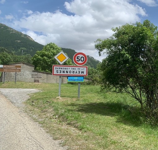 Il cartello al contrario indicante la località di Meyronnes