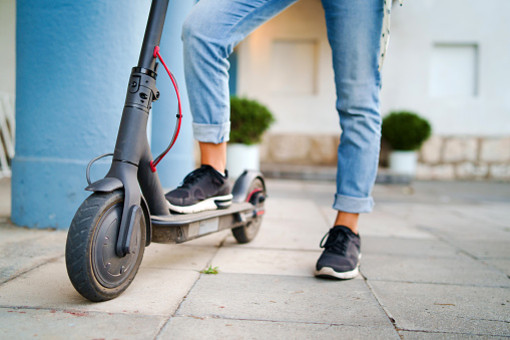 Monopattini elettrici: in arrivo obbligo per casco, assicurazione e targa