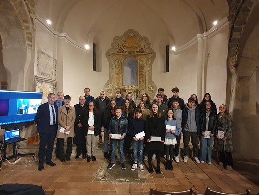 Cerimonia di consegna borse di studio e Costituzioni a Manta: un tributo all'eccellenza studentesca e alla responsabilità civile