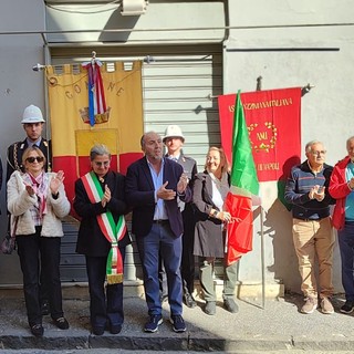 Maria Grazia Colombari (prima a sinistra) durante l'intitolazione della via, del quartiere Miano di Napoli, a Salvatore Morelli