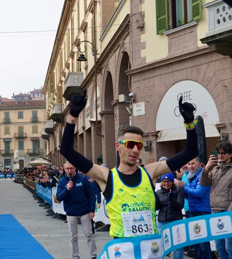 Marco Morello vince la Mezza Maratona tra i frutteti del Monviso 2025 - foto Paola Ravazzi