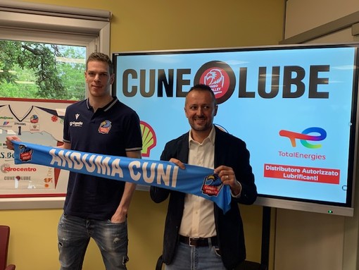 Il nuovo centrale di Cuneo Volley Marco Volpato con il titolare di Cuneo Lube Emiliano Rosso