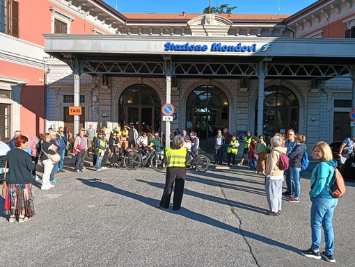 Il momento della partenza davanti alla stazione FS