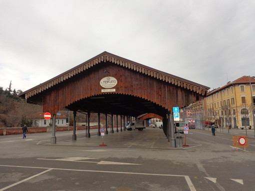 Mondovì, parcheggi in piazza Ellero: per ora non cambia nulla, prossimamente nuove strisce blu