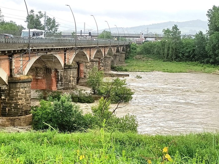 Il Tanaro al ponte albertino di Alba, fotografato nella tarda mattinata di oggi, sabato 20 maggio