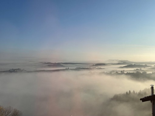 Nebbie, cielo grigio e freddo. Ma nessuna precipitazione in vista