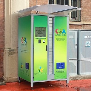 Un distributore dei contenitori per la differenziata di Saluzzo