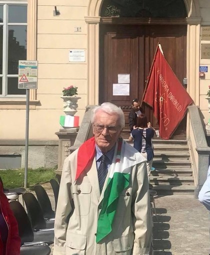 Nino Garzino in una delle ultime commemorazioni del 25 aprile a Saluzzo - foto V. Brignone