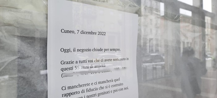 Il cartello di un negozio di Cuneo chiuso a dicembre 2022 dopo 55 anni di attività