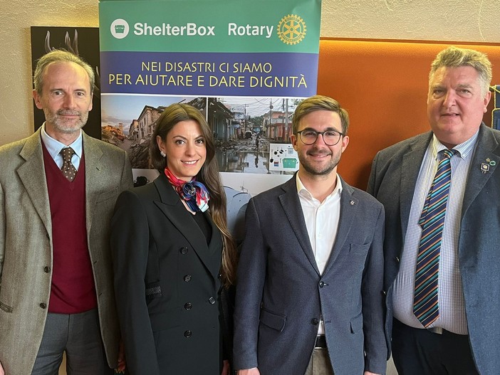 Da sinistra Natale Spineto (Governatore del Distretto 2032), Gaia Frunzio (Presidente del Rotary Club Alba), Alberto Gatto (Sindaco di Alba), Antonio Rossi (Rotary Club Genova Centro Storico e Shelterbox Italia)