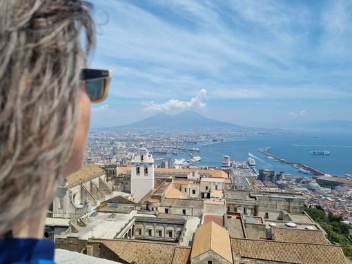 In foto una panoramica di Napoli, vista da Castel Sant'Elmo