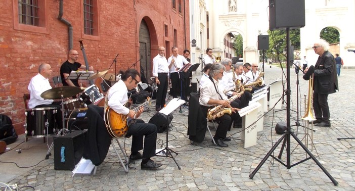 A Cherasco Swing per l’Emilia Romagna :  un concerto di raccolta fondi in piazza dell’Arco del Belvedere