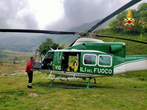 L'elicottero dei Vigili del fuoco sulle alture di Oncino