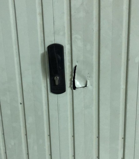 La porta basculante del garage dove è stata rubata la bicletta