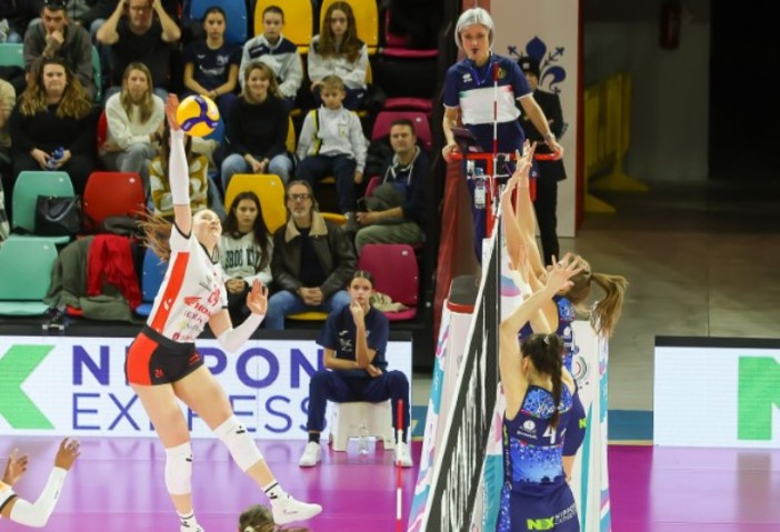 La schiacciatrice Anastasiia Kapralova in azione durante il match contro Firenze