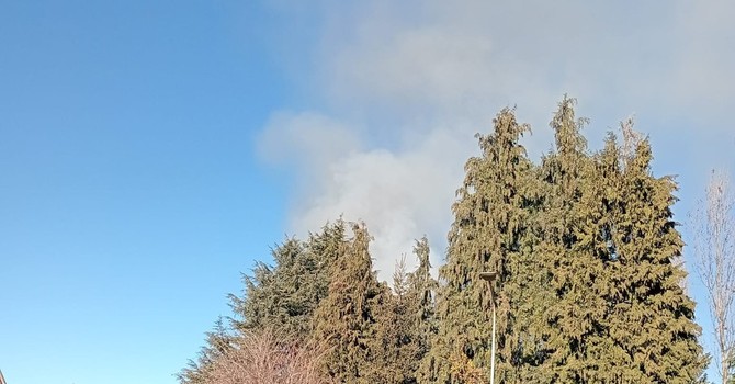 Visibile anche a centinaia di metri di distanza la colonna di fumo alzatasi dall'edificio