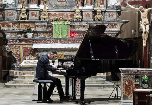 Il pianista Andrea Bacchetti  durante il concerto a Paesana (credito Mauro Ravera)