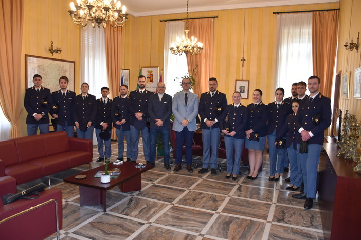 Il gruppo insieme al questore Carmine Rocco Grassi