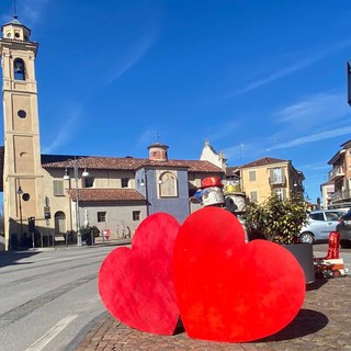 Allestimenti di cuori invadono Piozzo per la festa degli innamorati